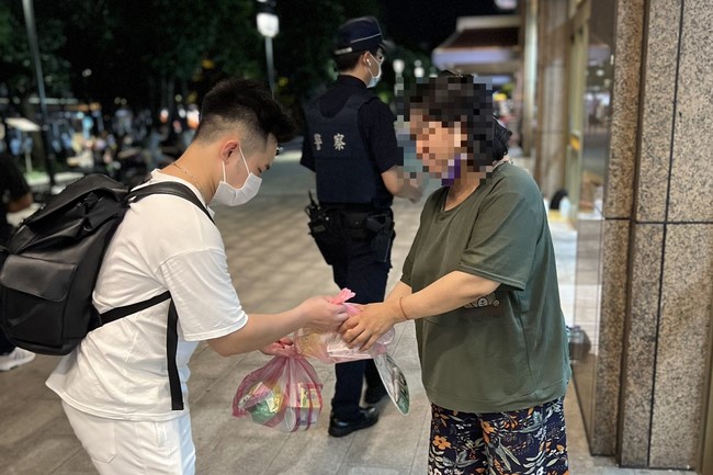 Lingyin Pagoda: Love to give is love that lasts forever