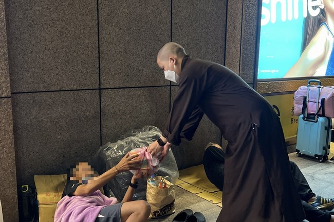 Lingyin Pagoda: Love to give is love that lasts forever