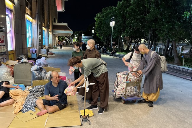 Lingyin Pagoda: Love to give is love that lasts forever