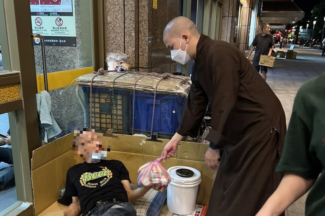 Lingyin Pagoda: Love to give is love that lasts forever