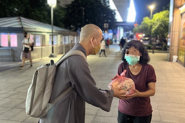Lingyin Pagoda: Love to give is love that lasts forever