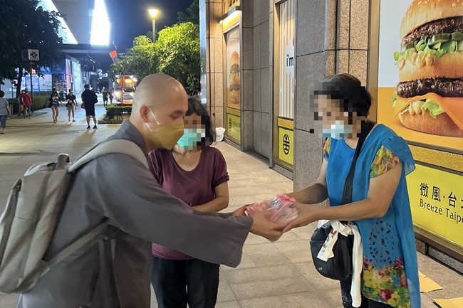 Lingyin Pagoda: Love to give is love that lasts forever