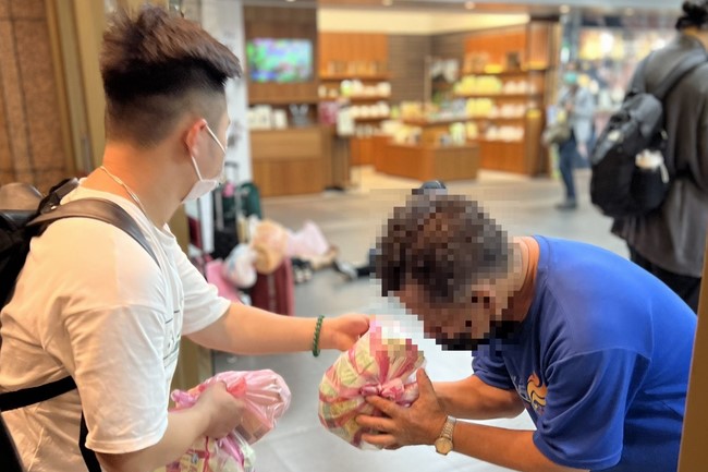 Lingyin Pagoda: Love to give is love that lasts forever