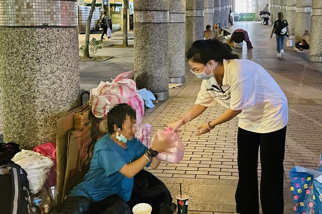 Lingyin Pagoda: Love to give is love that lasts forever