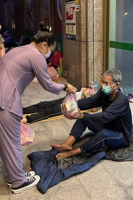 Lingyin Pagoda: Love to give is love that lasts forever