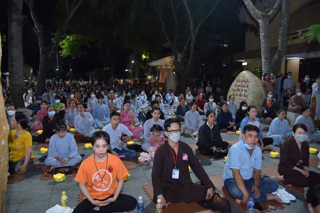 Lễ lạy danh hiệu Quán Thế Âm nhân mùa Vu Lan