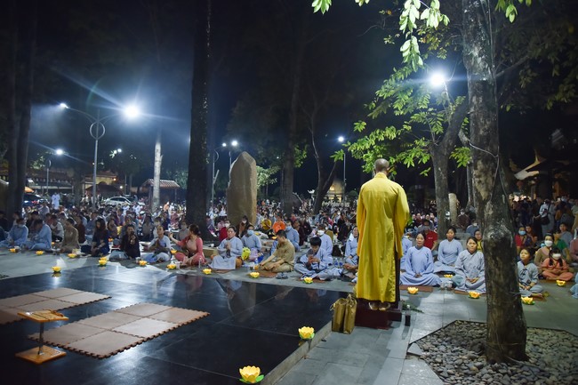 Lễ lạy danh hiệu Quán Thế Âm nhân mùa Vu Lan