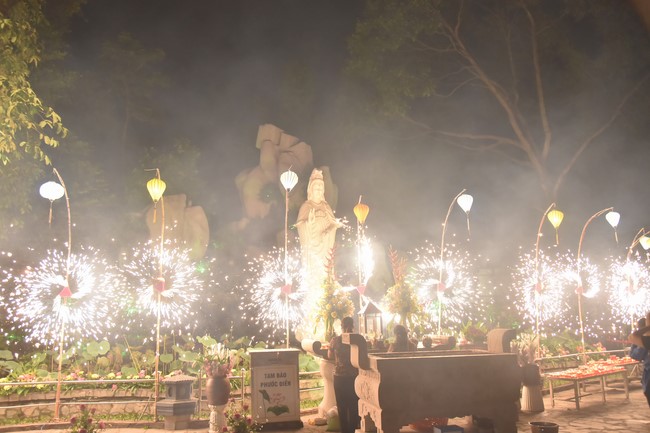 Lễ lạy danh hiệu Quán Thế Âm nhân mùa Vu Lan