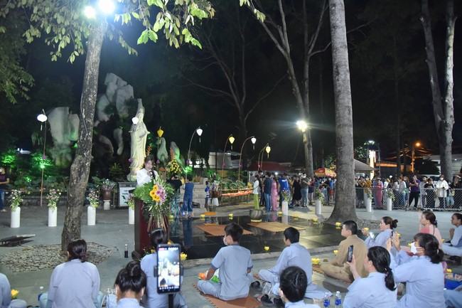 Lễ lạy danh hiệu Quán Thế Âm nhân mùa Vu Lan