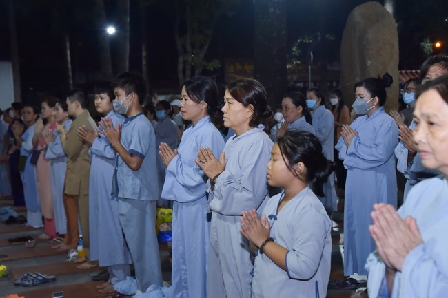 Lễ lạy danh hiệu Quán Thế Âm nhân mùa Vu Lan