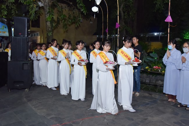 Lễ lạy danh hiệu Quán Thế Âm nhân mùa Vu Lan