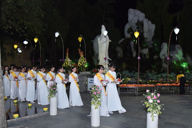 Lễ lạy danh hiệu Quán Thế Âm nhân mùa Vu Lan