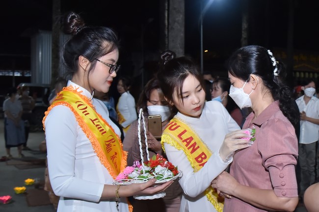 Lễ lạy danh hiệu Quán Thế Âm nhân mùa Vu Lan