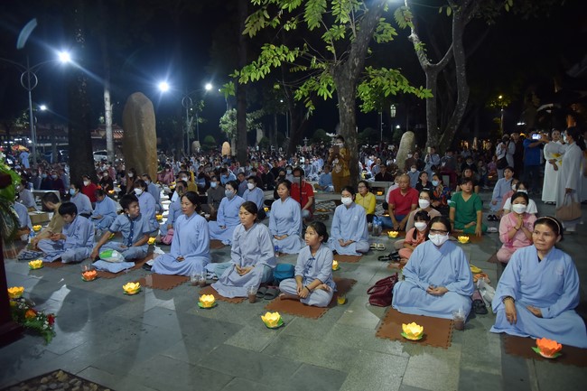 Lễ lạy danh hiệu Quán Thế Âm nhân mùa Vu Lan