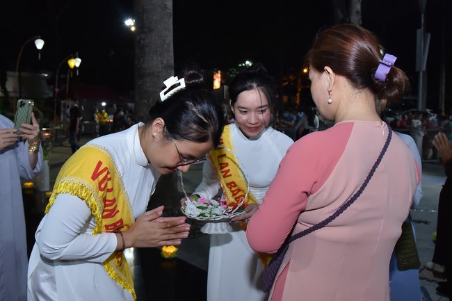 Lễ lạy danh hiệu Quán Thế Âm nhân mùa Vu Lan