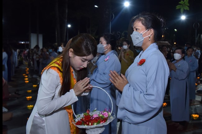 Lễ lạy danh hiệu Quán Thế Âm nhân mùa Vu Lan