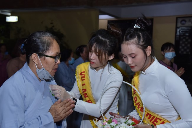 Lễ lạy danh hiệu Quán Thế Âm nhân mùa Vu Lan