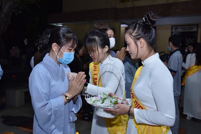 Lễ lạy danh hiệu Quán Thế Âm nhân mùa Vu Lan