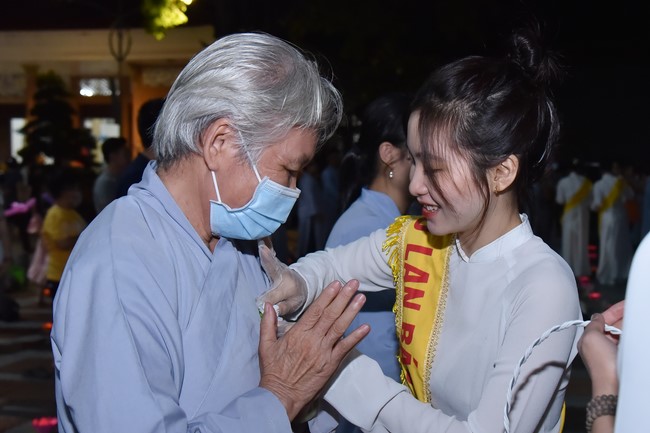 Lễ lạy danh hiệu Quán Thế Âm nhân mùa Vu Lan