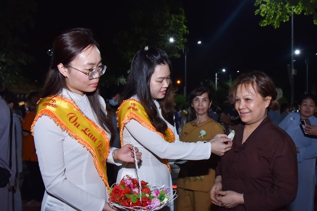 Lễ lạy danh hiệu Quán Thế Âm nhân mùa Vu Lan