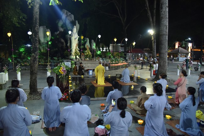 Lễ lạy danh hiệu Quán Thế Âm nhân mùa Vu Lan