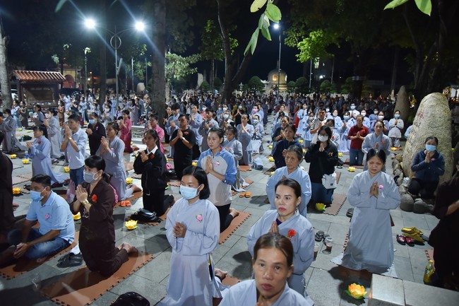 Lễ lạy danh hiệu Quán Thế Âm nhân mùa Vu Lan