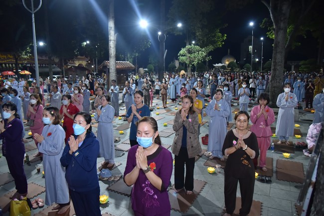 Lễ lạy danh hiệu Quán Thế Âm nhân mùa Vu Lan