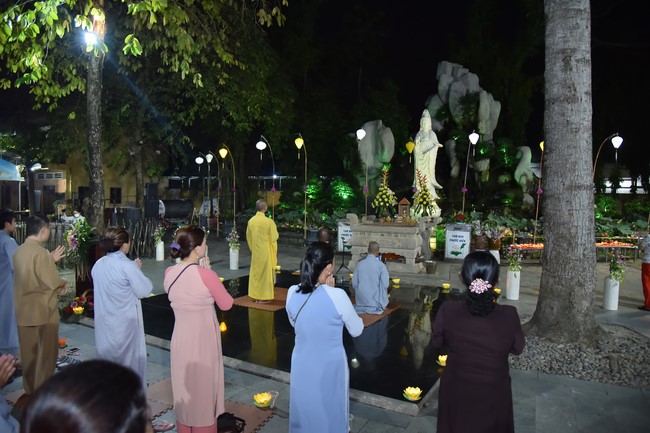 Lễ lạy danh hiệu Quán Thế Âm nhân mùa Vu Lan