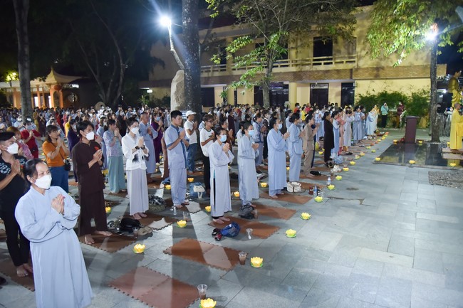 Lễ lạy danh hiệu Quán Thế Âm nhân mùa Vu Lan