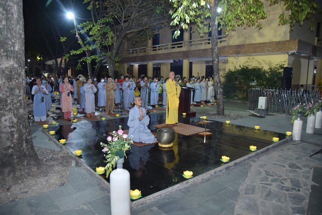 Lễ lạy danh hiệu Quán Thế Âm nhân mùa Vu Lan