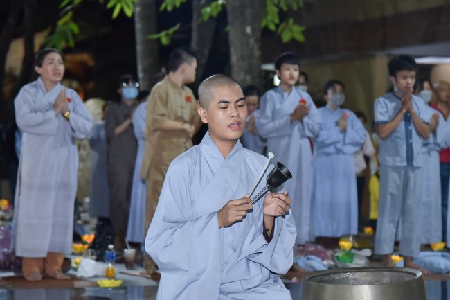 Lễ lạy danh hiệu Quán Thế Âm nhân mùa Vu Lan