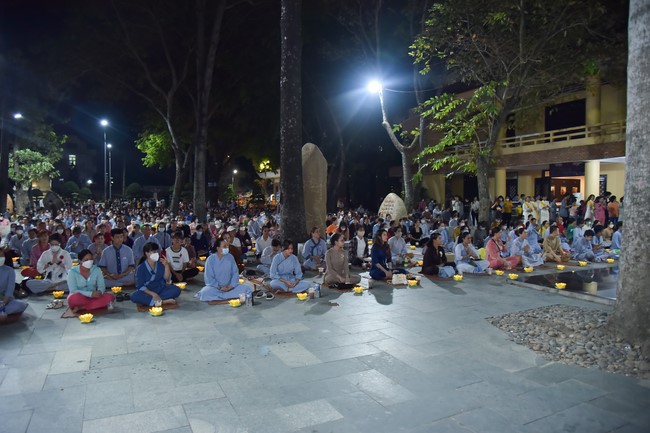 Lễ lạy danh hiệu Quán Thế Âm nhân mùa Vu Lan