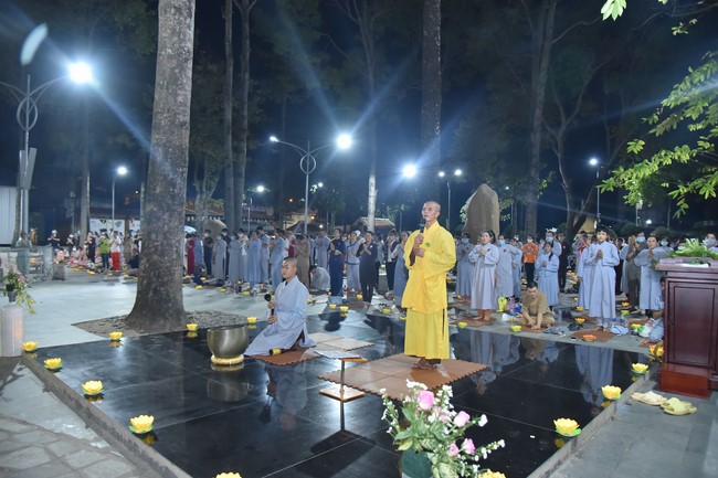 Lễ lạy danh hiệu Quán Thế Âm nhân mùa Vu Lan