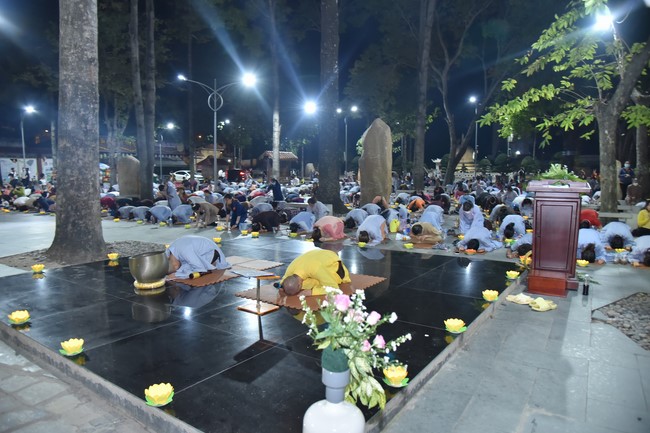 Lễ lạy danh hiệu Quán Thế Âm nhân mùa Vu Lan