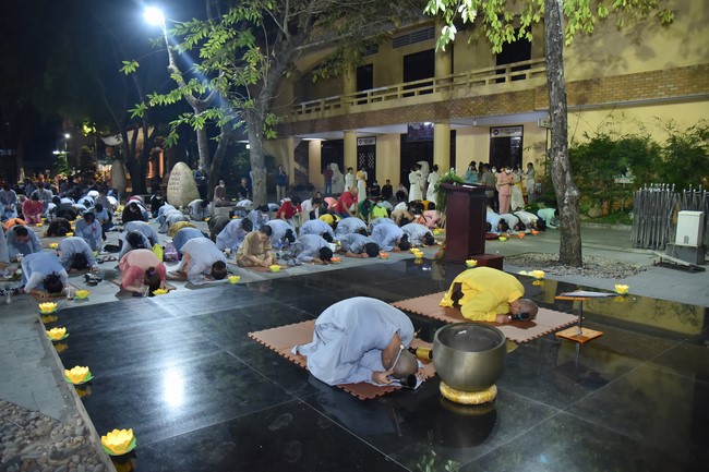 Lễ lạy danh hiệu Quán Thế Âm nhân mùa Vu Lan