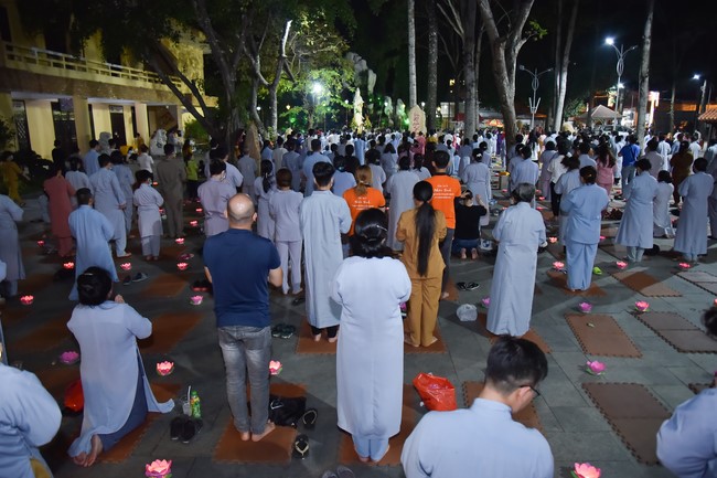 Lễ lạy danh hiệu Quán Thế Âm nhân mùa Vu Lan