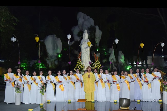 Lễ lạy danh hiệu Quán Thế Âm nhân mùa Vu Lan