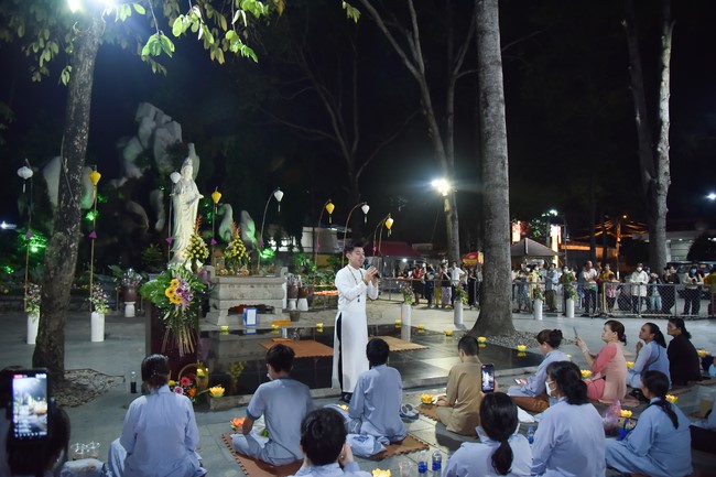 Lễ lạy danh hiệu Quán Thế Âm nhân mùa Vu Lan