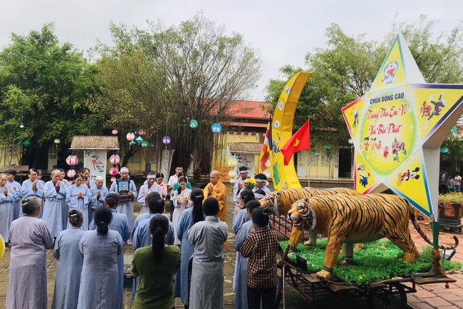 Mid-Autumn Festival for Kids Charity of Dong Cao rural Pagoda