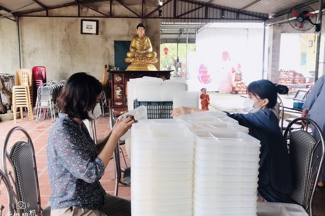 Mid-Autumn Festival for Kids Charity of Dong Cao rural Pagoda