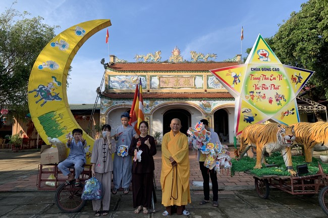 Mid-Autumn Festival for Kids of Dong Cao pagoda to Nga Son General Hospital in Thanh Hoa