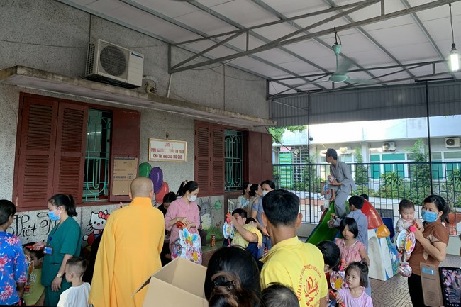 Mid-Autumn Festival for Kids of Dong Cao pagoda to Nga Son General Hospital in Thanh Hoa