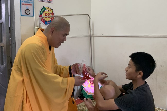 Mid-Autumn Festival for Kids of Dong Cao pagoda to Nga Son General Hospital in Thanh Hoa