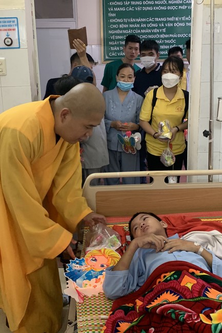 Mid-Autumn Festival for Kids of Dong Cao pagoda to Nga Son General Hospital in Thanh Hoa