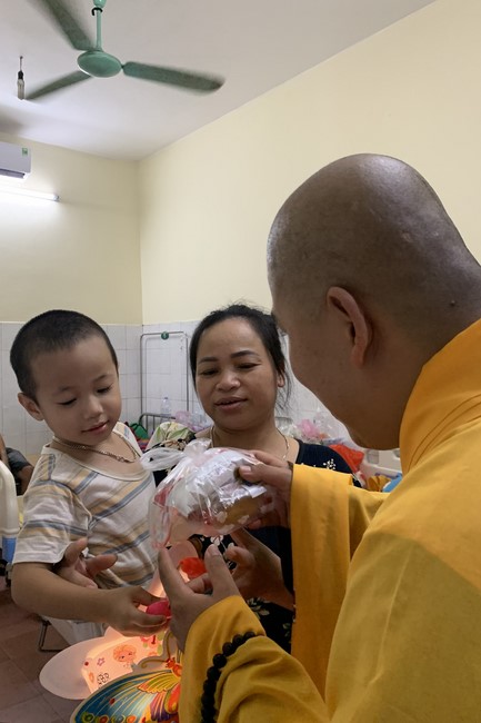 Mid-Autumn Festival for Kids of Dong Cao pagoda to Nga Son General Hospital in Thanh Hoa