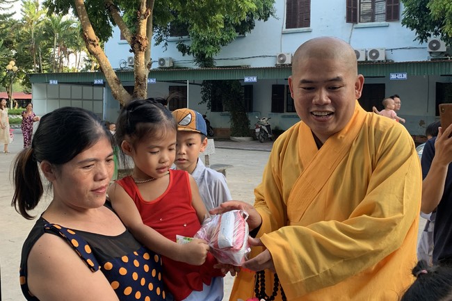 Mid-Autumn Festival for Kids of Dong Cao pagoda to Nga Son General Hospital in Thanh Hoa
