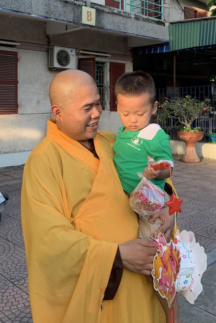 Mid-Autumn Festival for Kids of Dong Cao pagoda to Nga Son General Hospital in Thanh Hoa