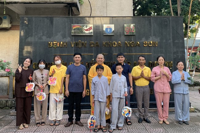 Mid-Autumn Festival for Kids of Dong Cao pagoda to Nga Son General Hospital in Thanh Hoa