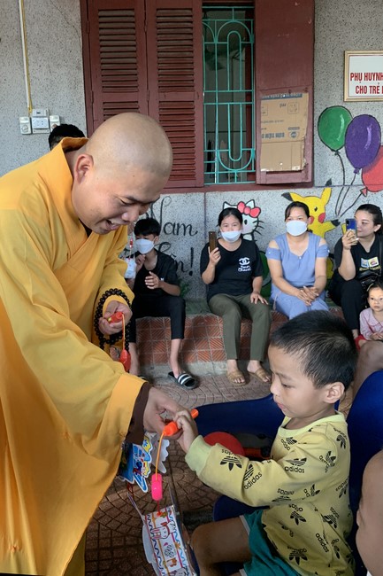 Mid-Autumn Festival for Kids of Dong Cao pagoda to Nga Son General Hospital in Thanh Hoa
