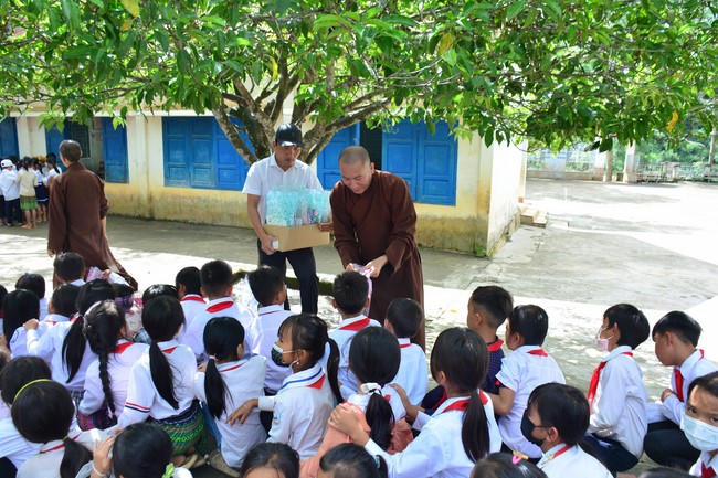 Charity program Mid-Autumn Festival for Kids in Dak Nong
